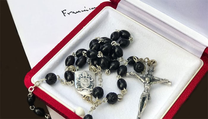 Rosario obsequiado por el Papa Francisco