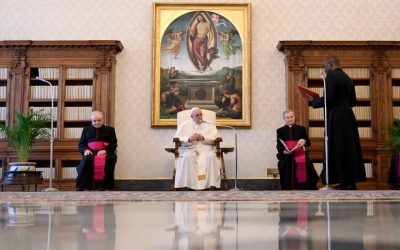 Papa Francisco | La oración te da nobleza, es capaz de asegurar la relación con Dios, quien es el verdadero Compañero del viaje del hombre