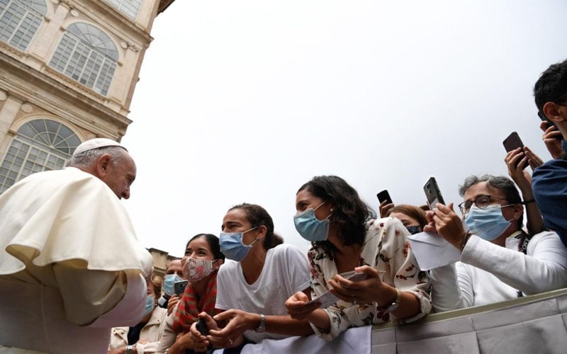 Papa Francisco | Construyamos un futuro donde la dimensión local y la global se enriquecen mutuamente
