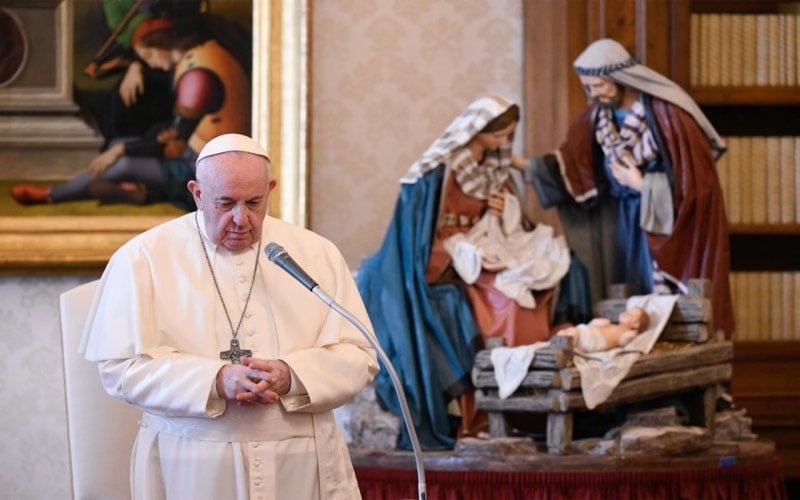 Papa Francisco | Quien reza no deja nunca el mundo a sus espaldas