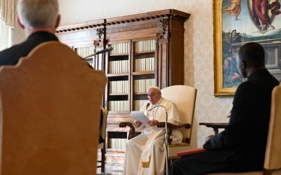 Papa Francisco | María está allí, rezando por nosotros, rezando por quien no reza, lo hace porque es nuestra Madre