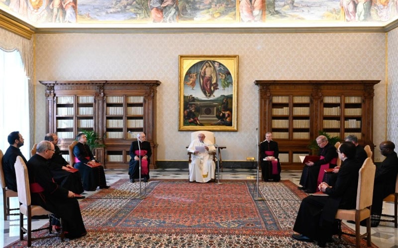 Papa Francisco | La Cruz de Cristo es como un faro que señala el puerto para las naves que siguen a flote en un mar tormentoso, es el signo de la esperanza que no defrauda