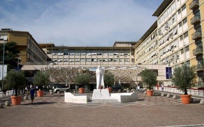 Roma | El Santo Padre ha celebrado Misa, paseó por pasillos del Hospital, continúa mejorando su salud