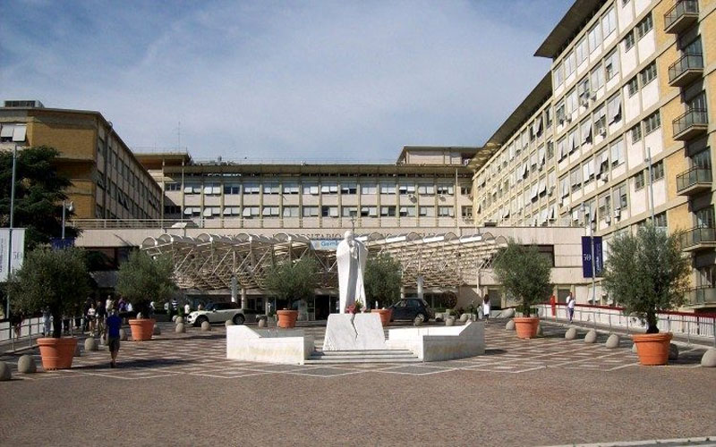 Roma | El Santo Padre ha celebrado Misa, paseó por pasillos del Hospital, continúa mejorando su salud