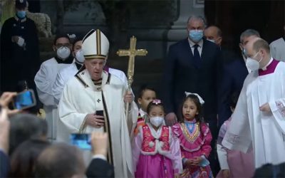 Papa Francisco | Hoy todo se invierte: Dios viene al mundo pequeño, su grandeza se ofrece en la pequeñez