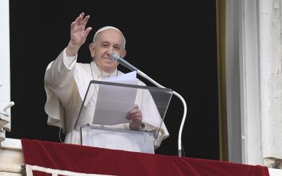 Papa Francisco | La luz es Jesús, el Cordero de Dios, «Dios que salva», solo Él redime, libera, cura e ilumina