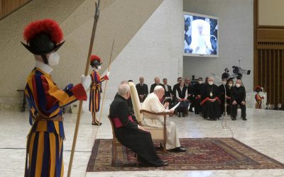 Papa Francisco | La devoción a los santos, es simplemente hablar con un hermano, una hermana que está delante de Dios, que ha llevado una vida justa