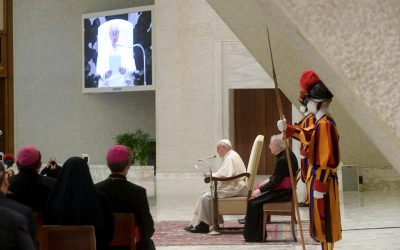 Papa Francisco | María nos lleva siempre a lo esencial, a Cristo crucificado y resucitado