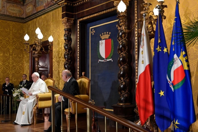 Papa Francisco | Ayudémonos a escuchar la sed de paz de los pueblos, trabajemos para sentar las bases de un diálogo cada vez más amplio