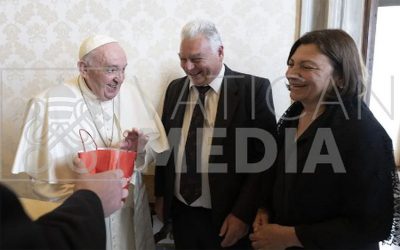 Vaticano | El Santo Padre en audiencia privada recibió al hijo de Argentino del Valle Larrabure