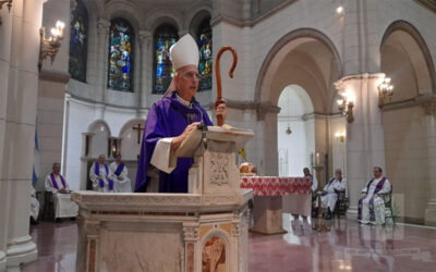 Mons. Olivera | Los cristianos estamos llamados a dejarnos iluminar por el Señor, a iluminar nuestra realidad con la luz que Jesús nos da, para ver en profundidad y saber discernir que siempre Él ilumina