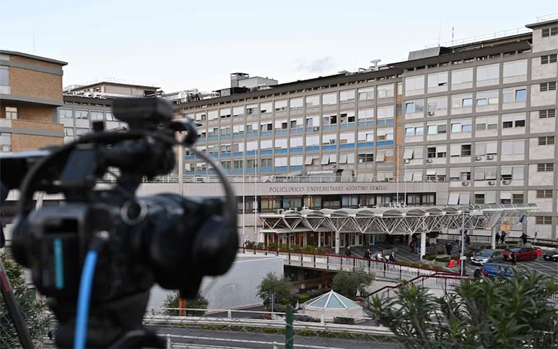 VATICANO | La salud del Santo Padre continúa evolucionando favorablemente, rezó en la Capilla del piso privado del Hospital Gemelli el Ángelus