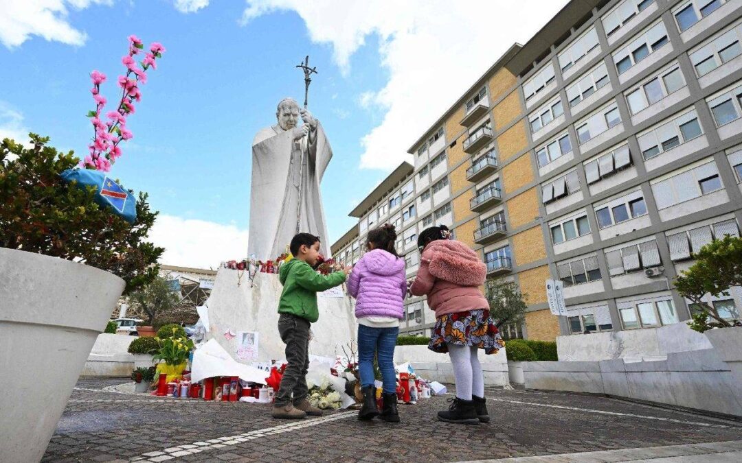 PAPA FRANCISCO | Quisiera invitaros hoy a unirse a mí en las alabanzas al Señor, que nunca nos abandona y que en los momentos de dolor nos pone al lado a personas que reflejan un rayo de su amor