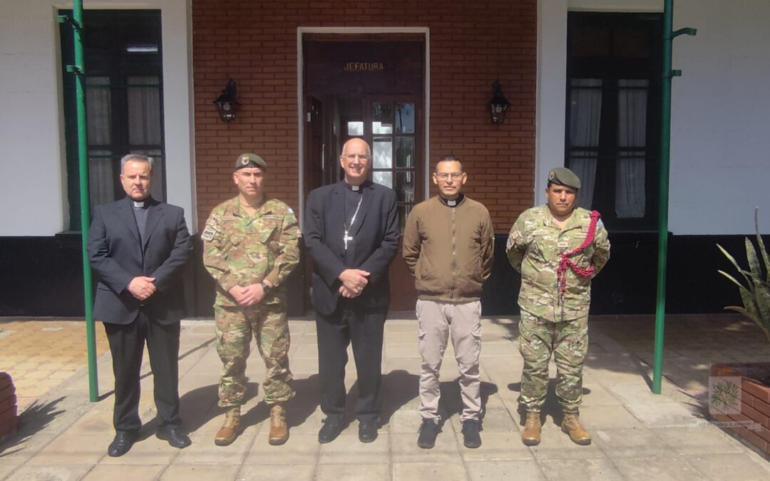 BUENOS AIRES | Mons. Olivera realizó una visita Pastoral a la Compañía de ING. QBN y Apoyo a la Emergencia 601 de la ciudad de San Nicolás