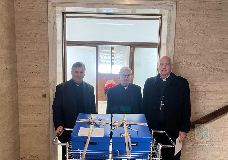 ROMA | Mons. Olivera entregó todo el proceso Diocesano de la Causa del Siervo de Dios del Coronel, Argentino del Valle Larrabure