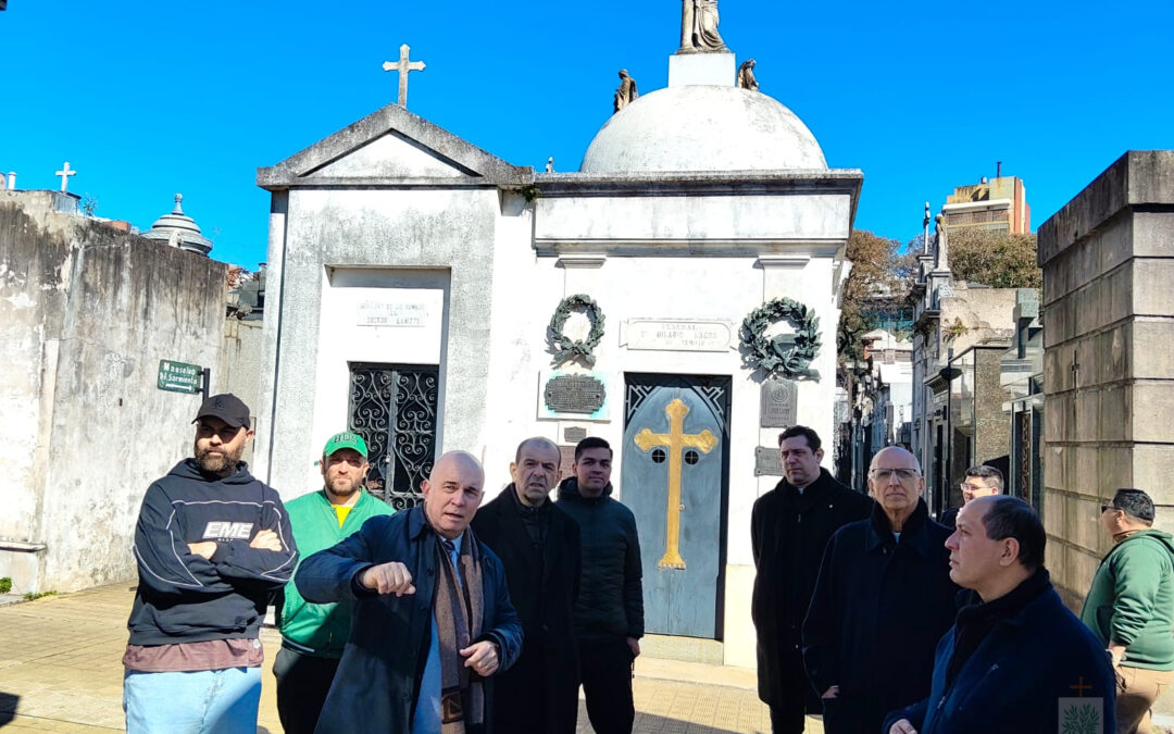 CABA | Junto al Historiador, Profesor Eduardo Lazzari, Seminaristas Castrenses visitaron el Cementerio de, La Recoleta y el Palacio Paz